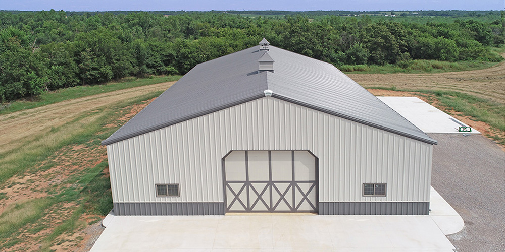 Steel barn building for agricultural storage